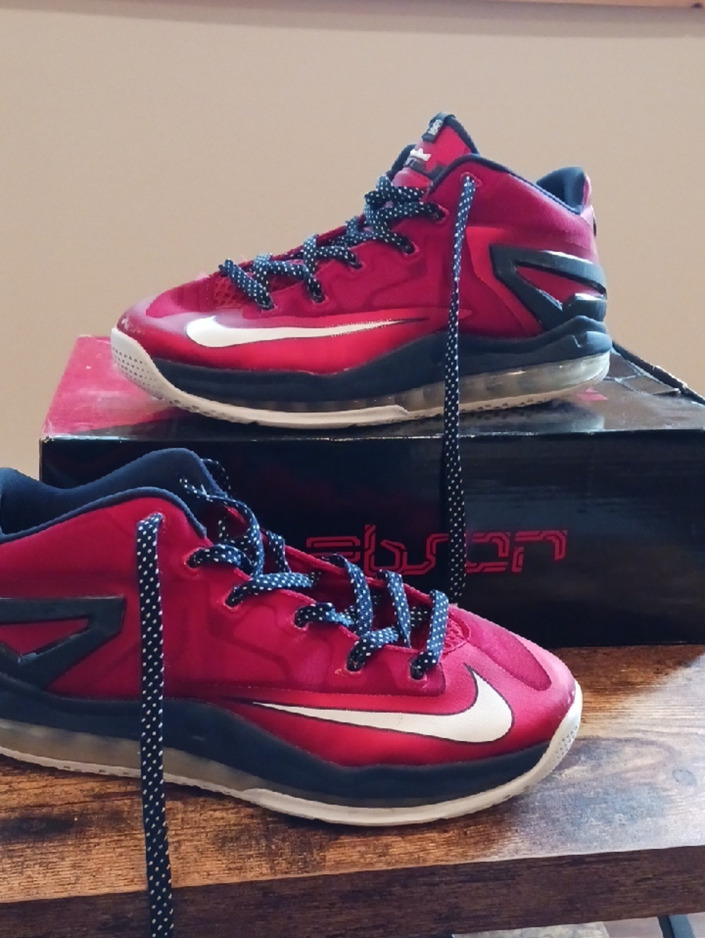 NIKE MAX LEBRON XI LOW MENS SIZE 9 642849 614. RED COLOR Small Scuff On Toe